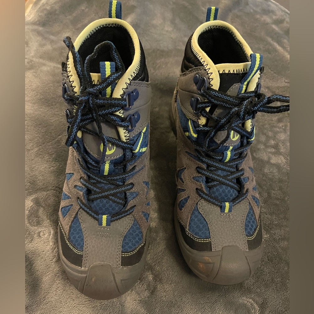 Merrell Boys Boots size 3.5 in great condition from smoke free home